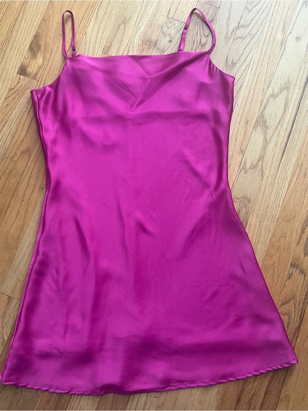 Satin like above the knee dress. Size M
Like new.